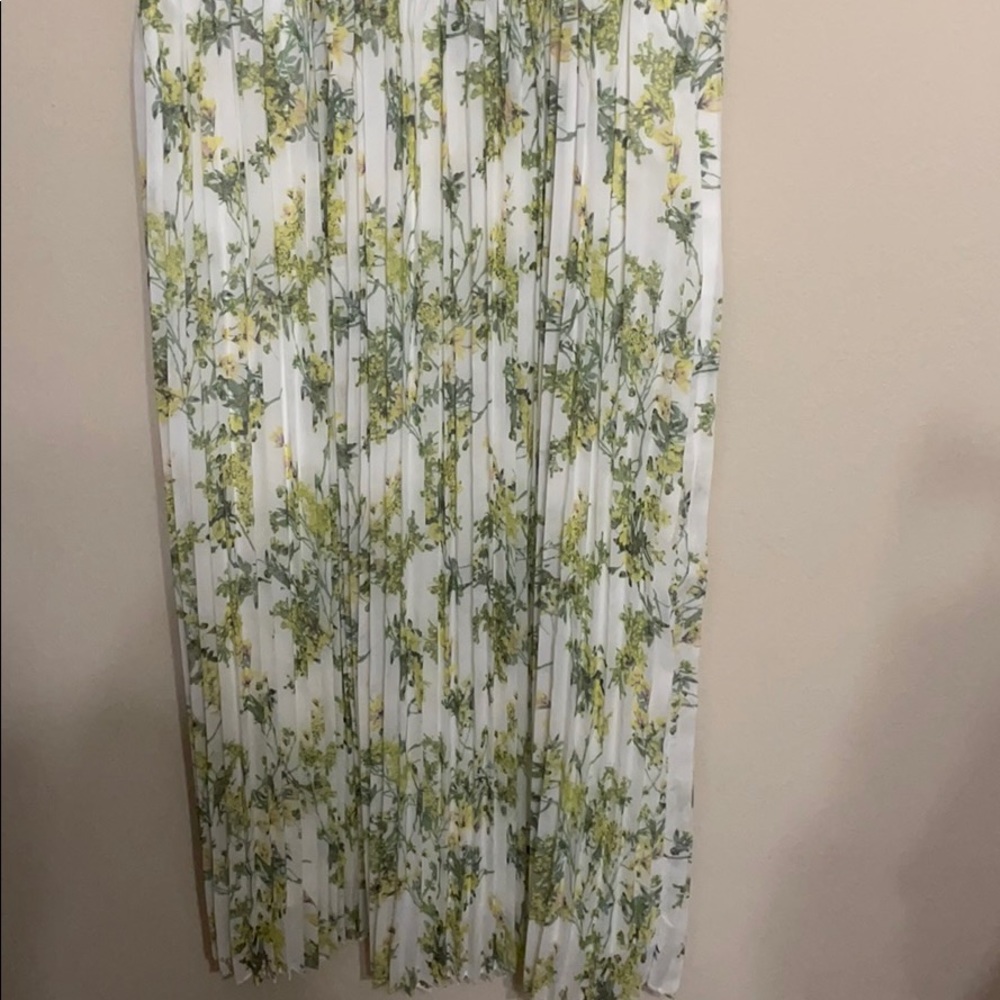 Alex Marie Sleeveless V-Neck Pleated Floral Midi Dress in White and Green - Picture 3 of 7